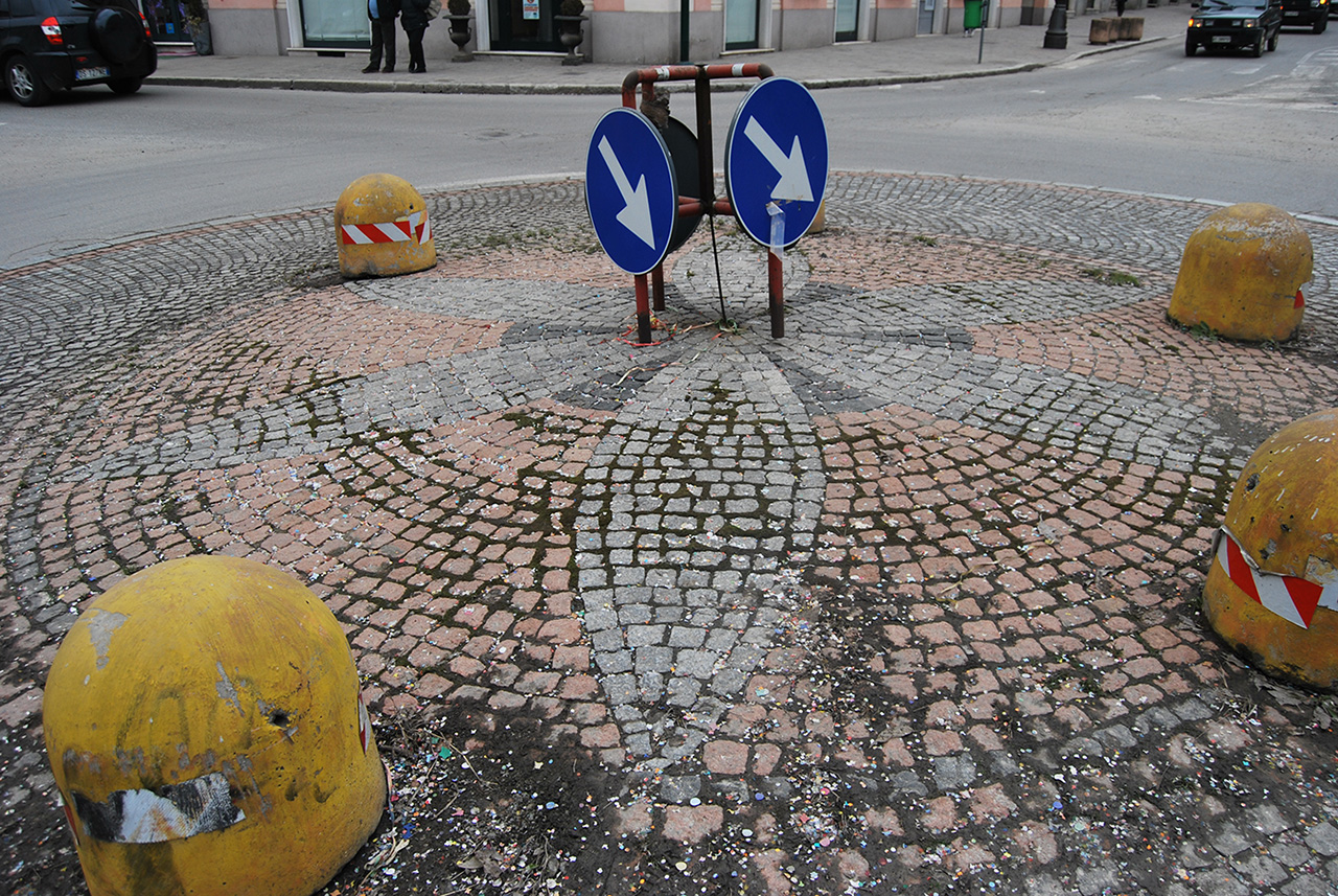 The Lega Nord symbol, the Sun of the Alp, depicted in the middle of the roundabout.