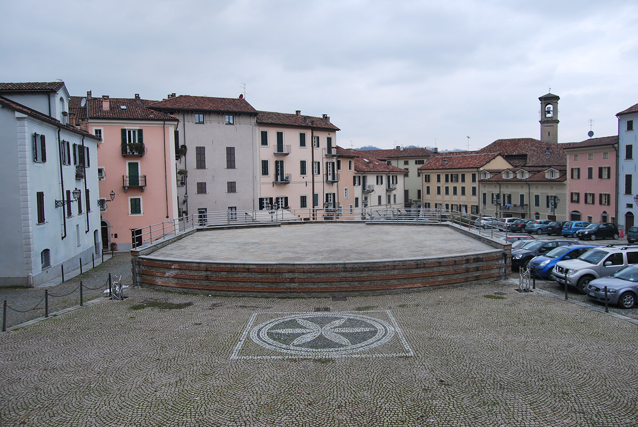 Giuseppe Verdi theater. The Lega Nord symbol, the Sun of the Alps, stands in the centre of the pavement, between the stage and the stalls.